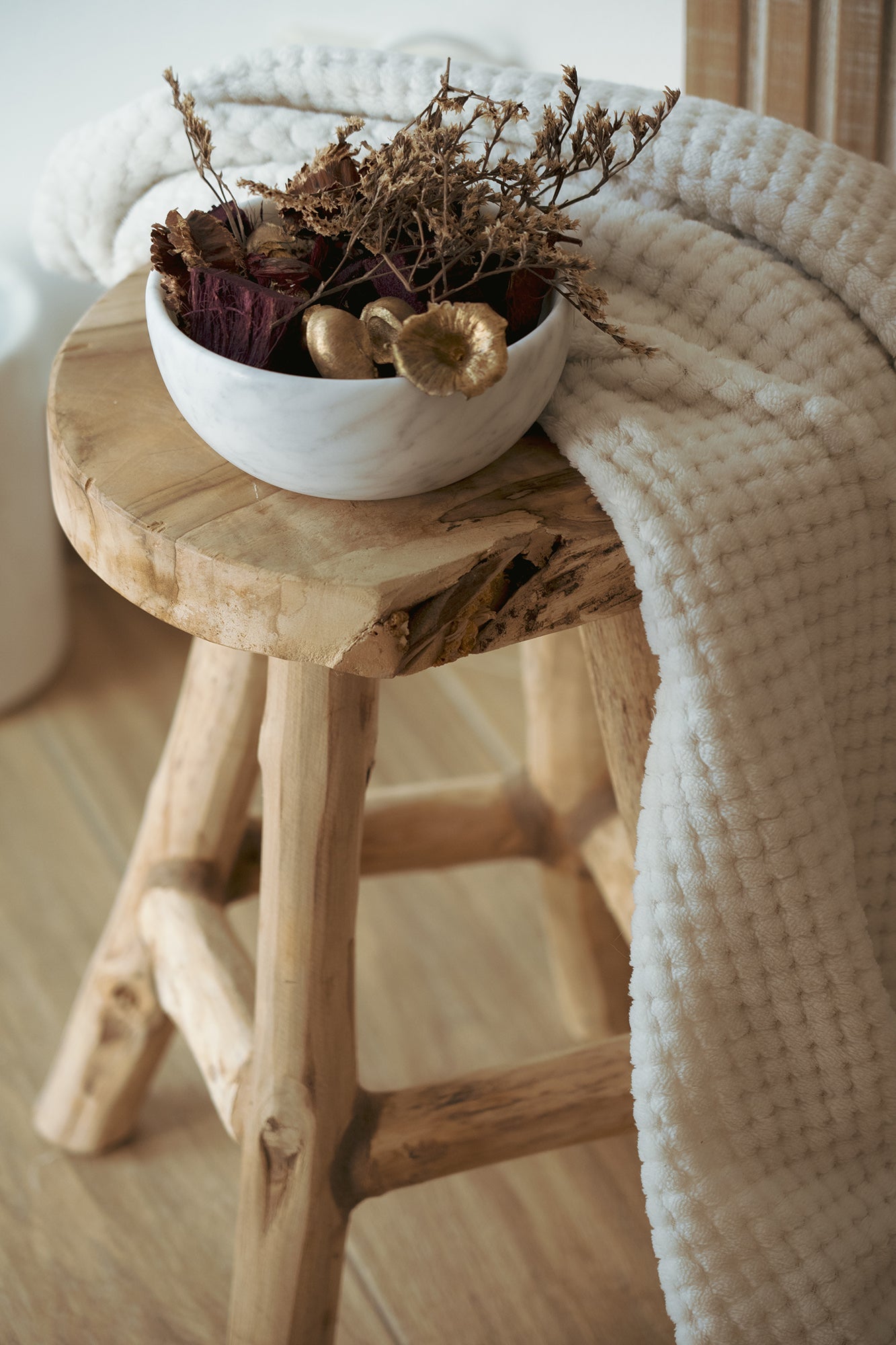Bowl in Marmo Bianco di Carrara con venature uniche, accessorio elegante per la tavola.