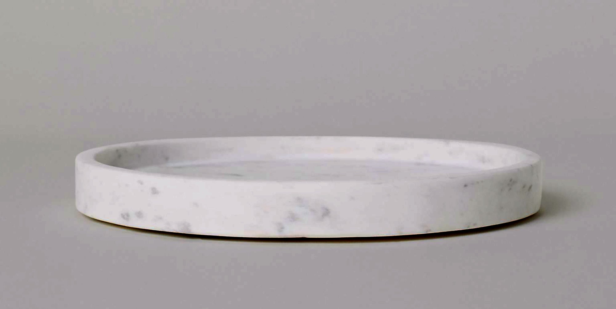 Vassoio Tondo in Marmo Bianco con venature uniche, accessorio elegante per la tavola.