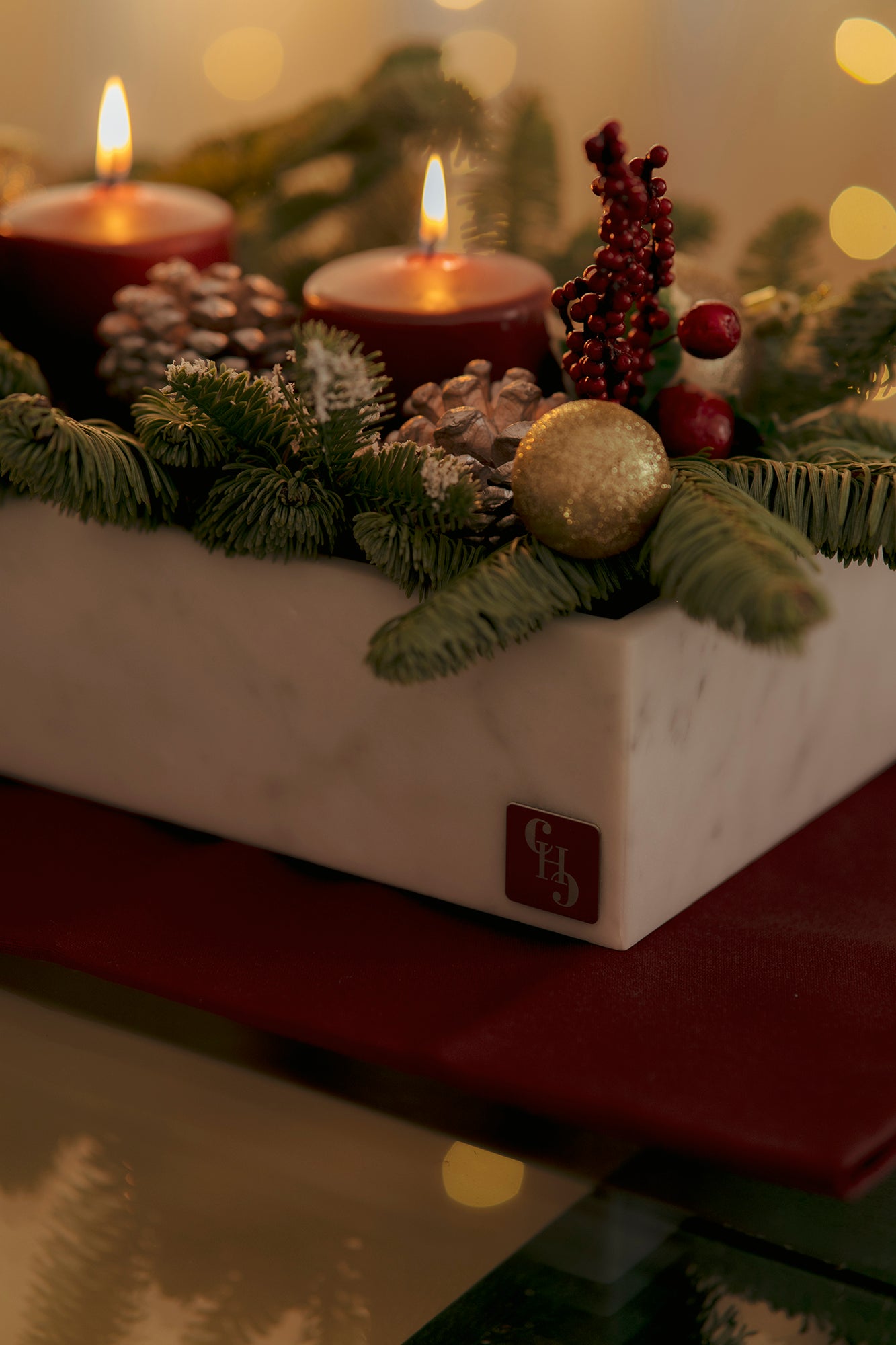 Centro Tavola di Natale in Marmo con venature uniche, decorazione elegante per le festività