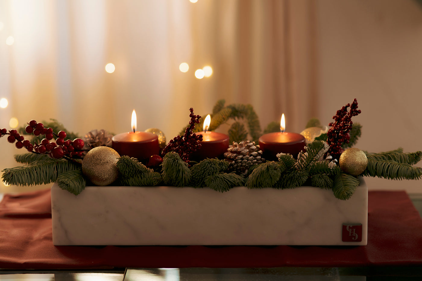 Centro Tavola di Natale in Marmo con venature uniche, decorazione elegante per le festività