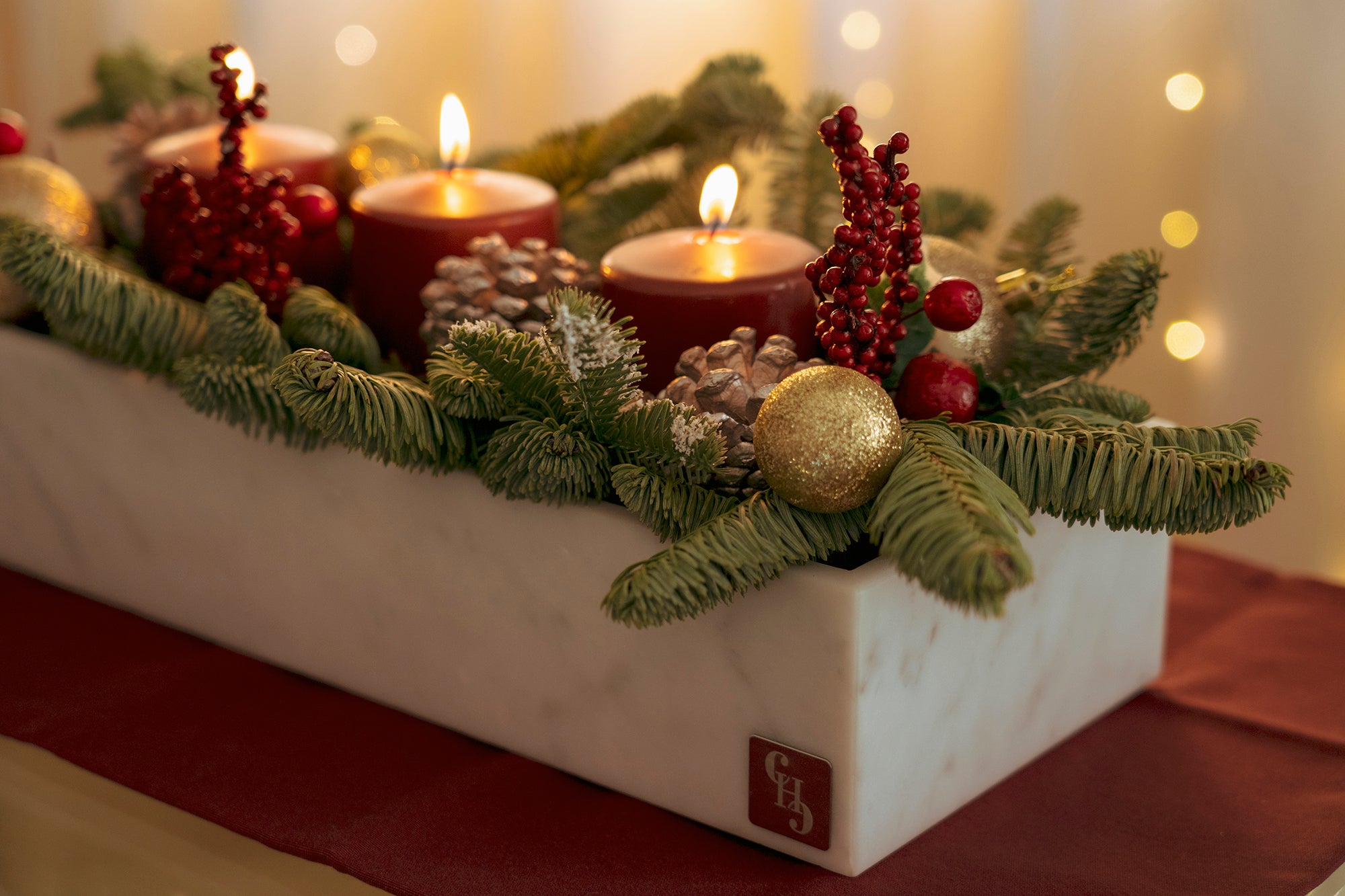Centro Tavola di Natale in Marmo con venature uniche, decorazione elegante per le festività