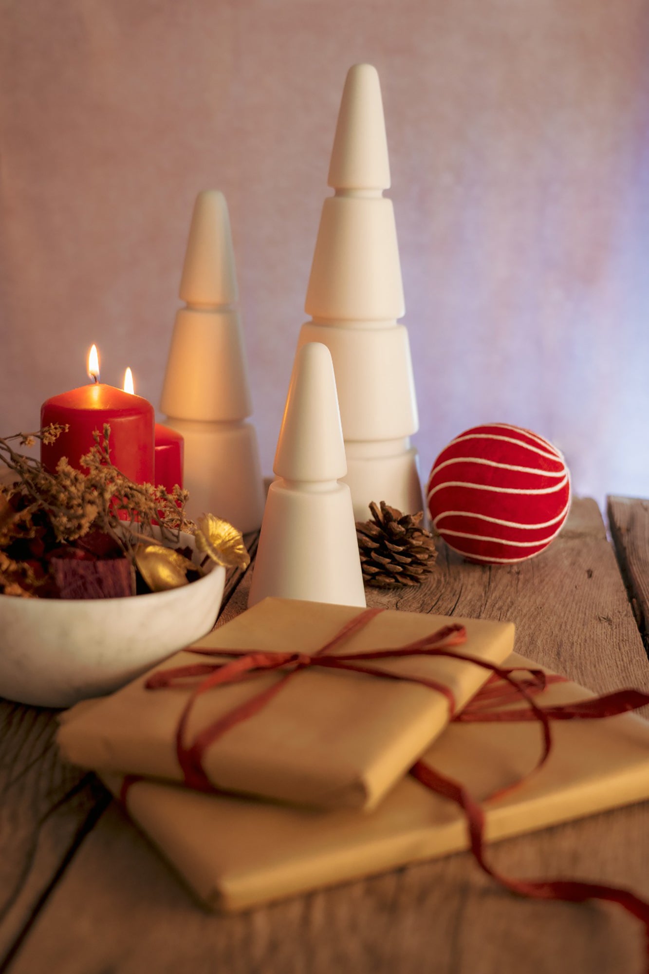 Christmas Trees in Marmo Bianco di Carrara con venature uniche, decorazione elegante per le festività."