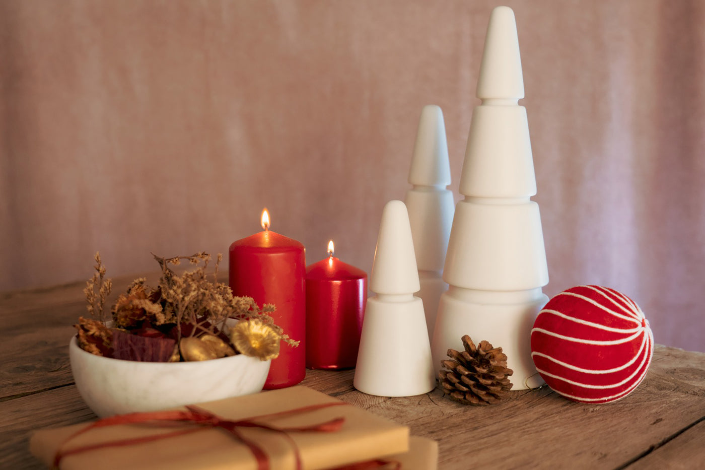 Christmas Trees in Marmo Bianco di Carrara con venature uniche, decorazione elegante per le festività."